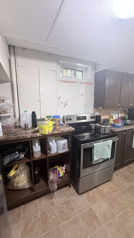 642 Fisher Cres #B - Photo 3 of 10
