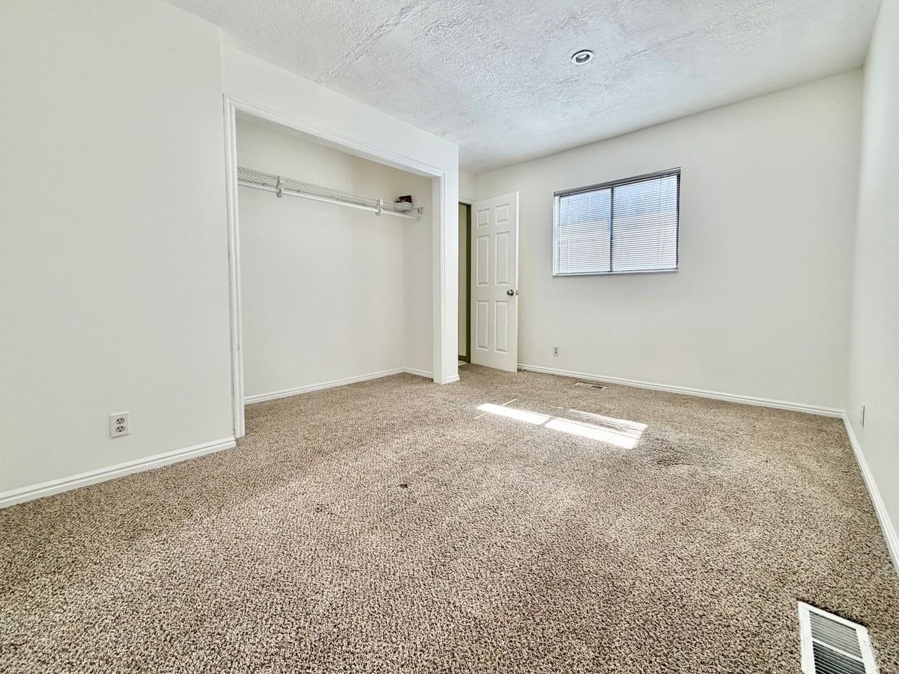 8758 S Oakwood Park Cir - Photo 6 of 16