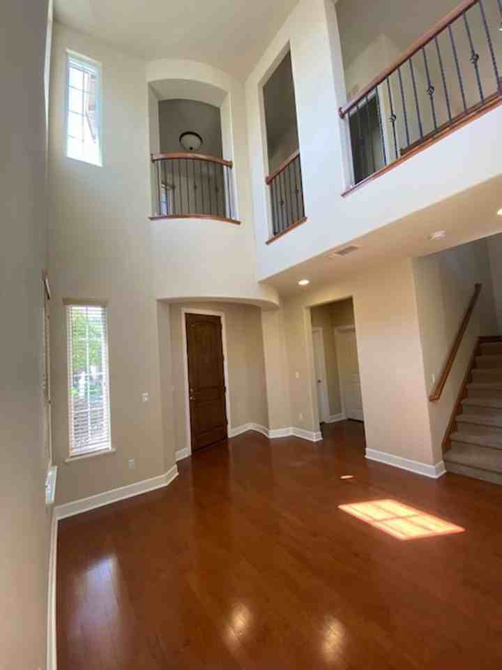 1123 Montague Ln - Photo 3 of 45