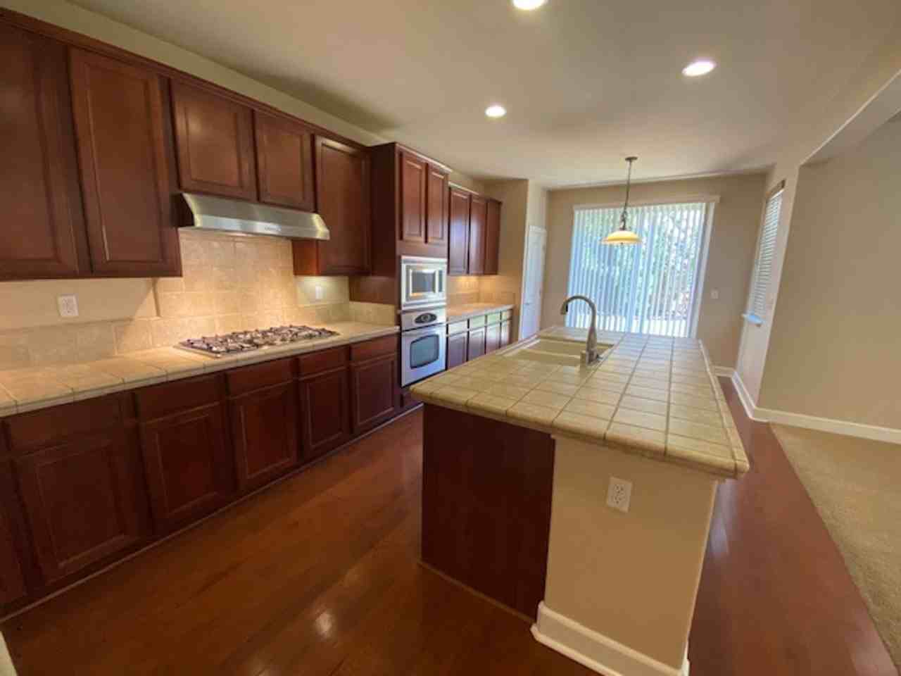 1123 Montague Ln - Photo 4 of 45