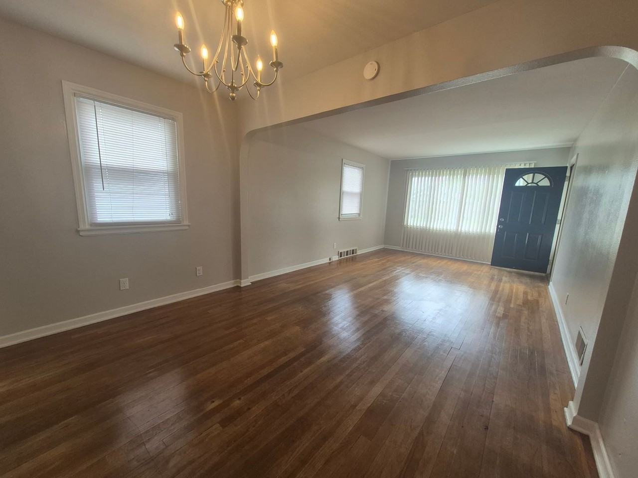 2623 Springmont Ave - Photo 5 of 19