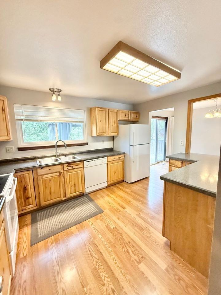 6515 Flintridge Dr - Photo 2 of 33