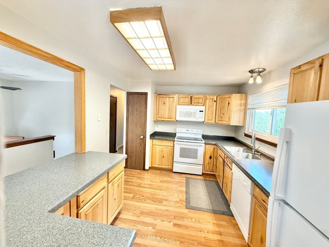 6515 Flintridge Dr - Photo 3 of 33