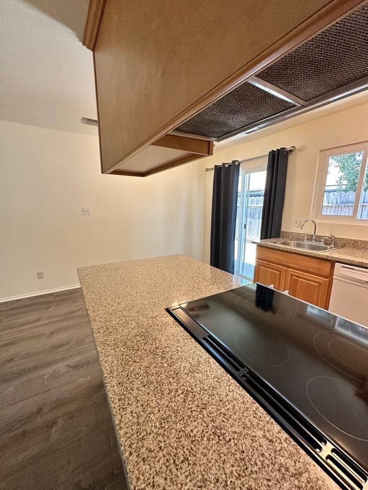 3985 Dunhill St - Photo 4 of 8
