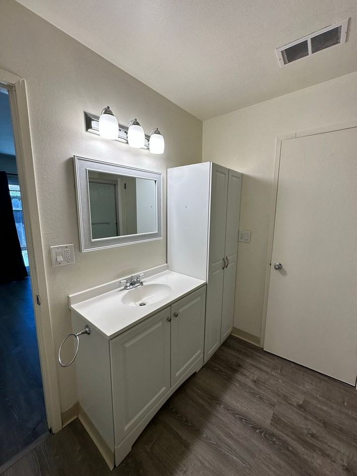 3985 Dunhill St - Photo 5 of 8