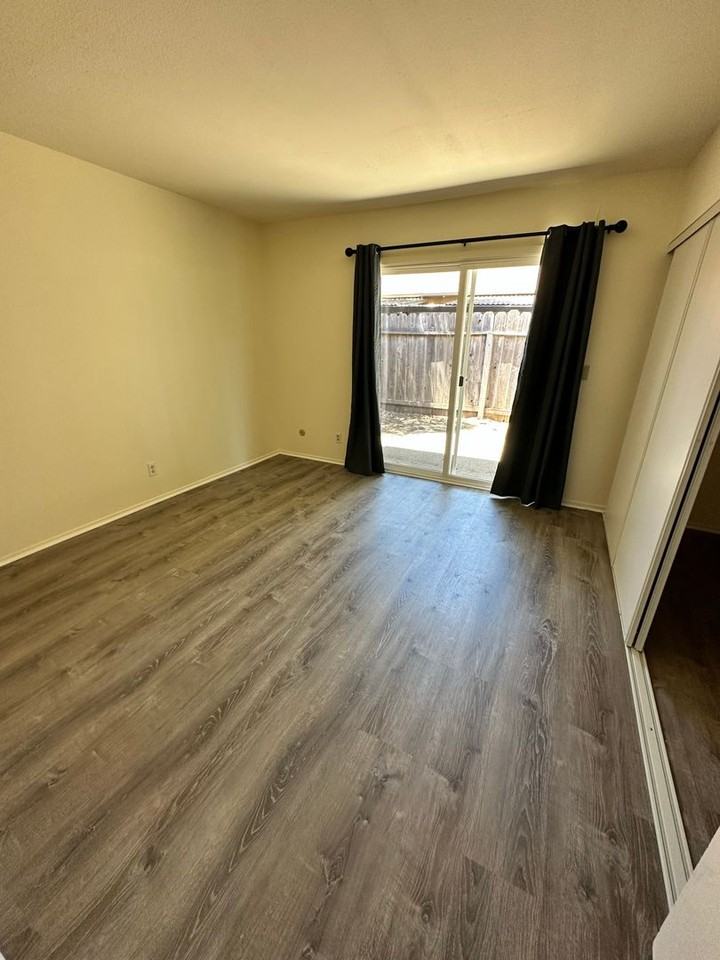3985 Dunhill St - Photo 7 of 8