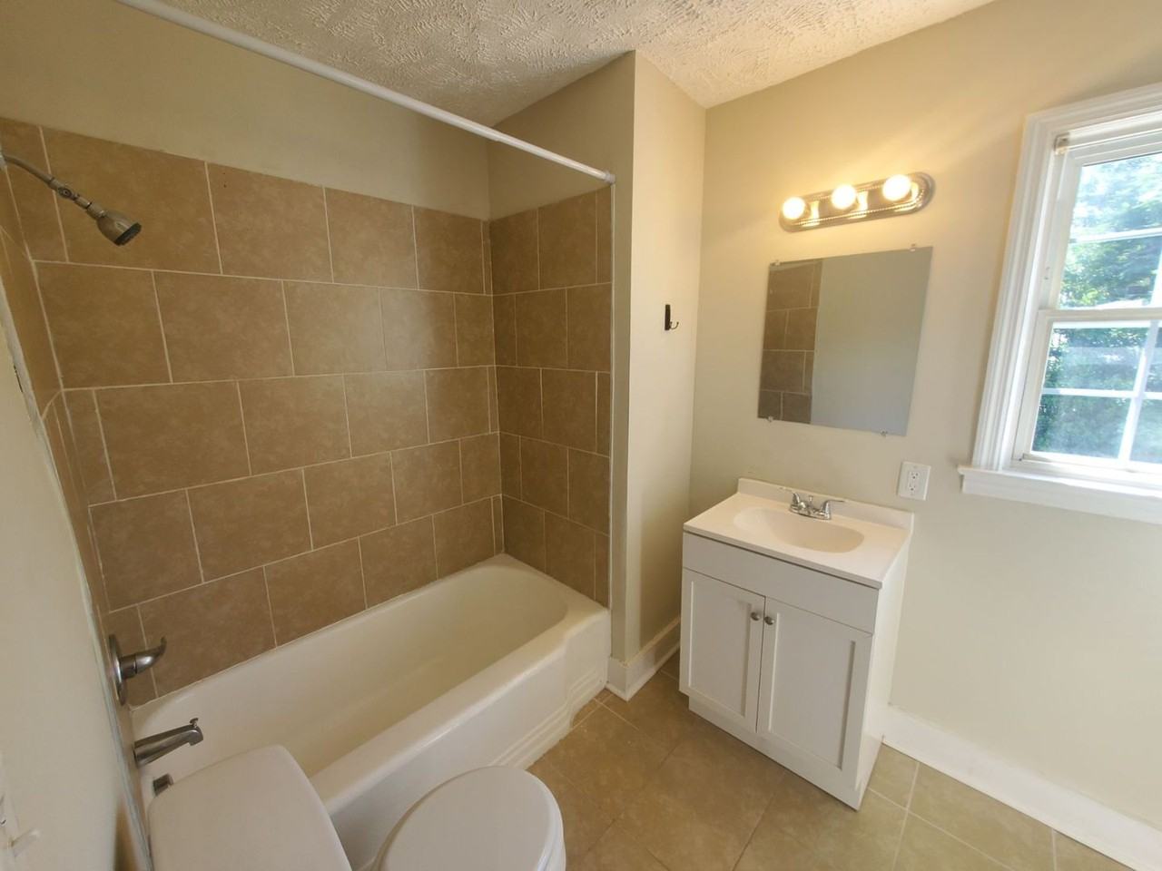 232 Woodrow St Apt C - Photo 2 of 9
