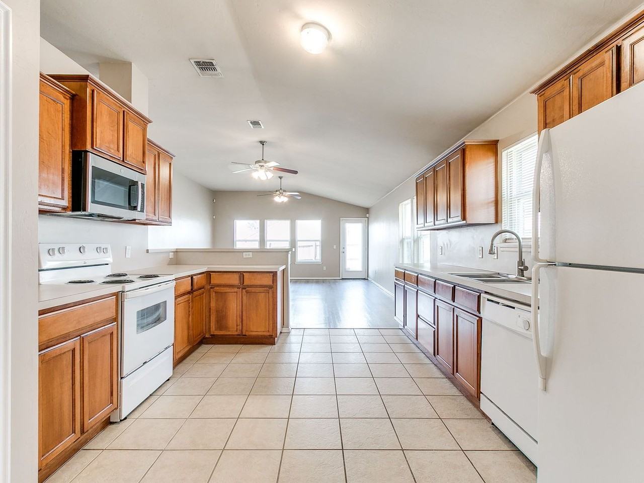 2829 Nw 182nd St - Photo 4 of 21