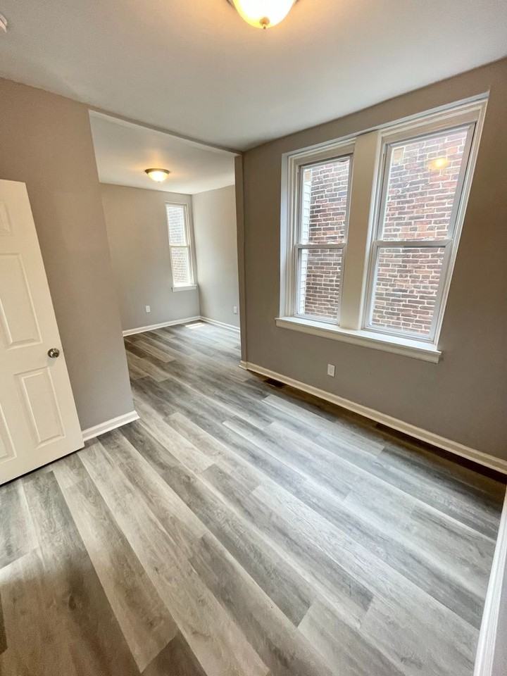 4930 Brown St - Photo 4 of 12