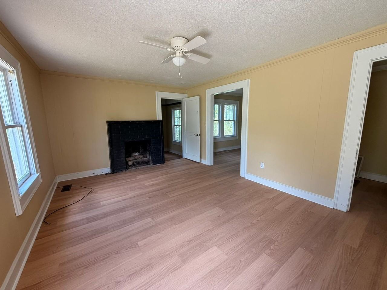 346 N College St - Photo 2 of 9