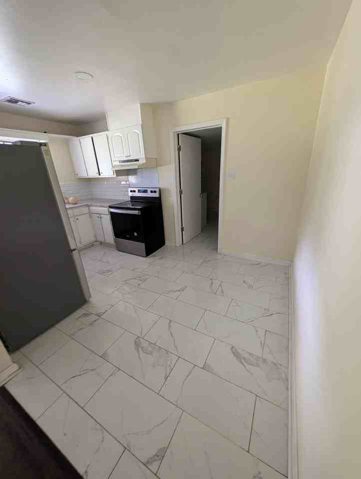 704 Wilshire Rd - Photo 2 of 12