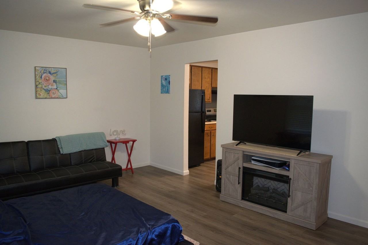 302 Oak St #B - Photo 3 of 14
