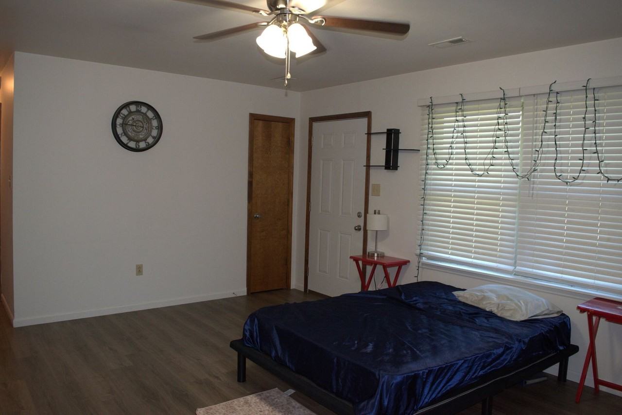 302 Oak St #B - Photo 4 of 14