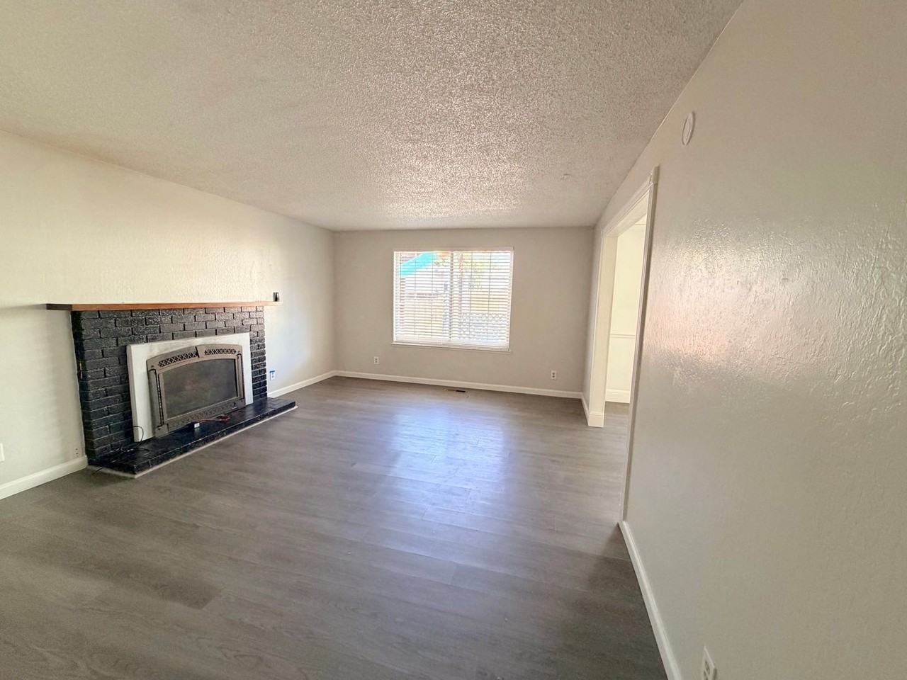 1862 Espee Ct - Photo 5 of 34