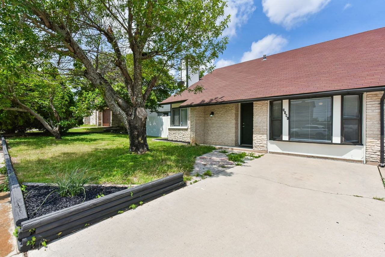 1141 Royal Crest Dr - Photo 3 of 32