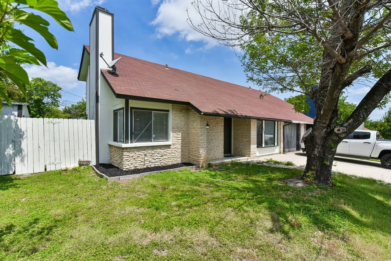 1141 Royal Crest Dr - Photo 4 of 32