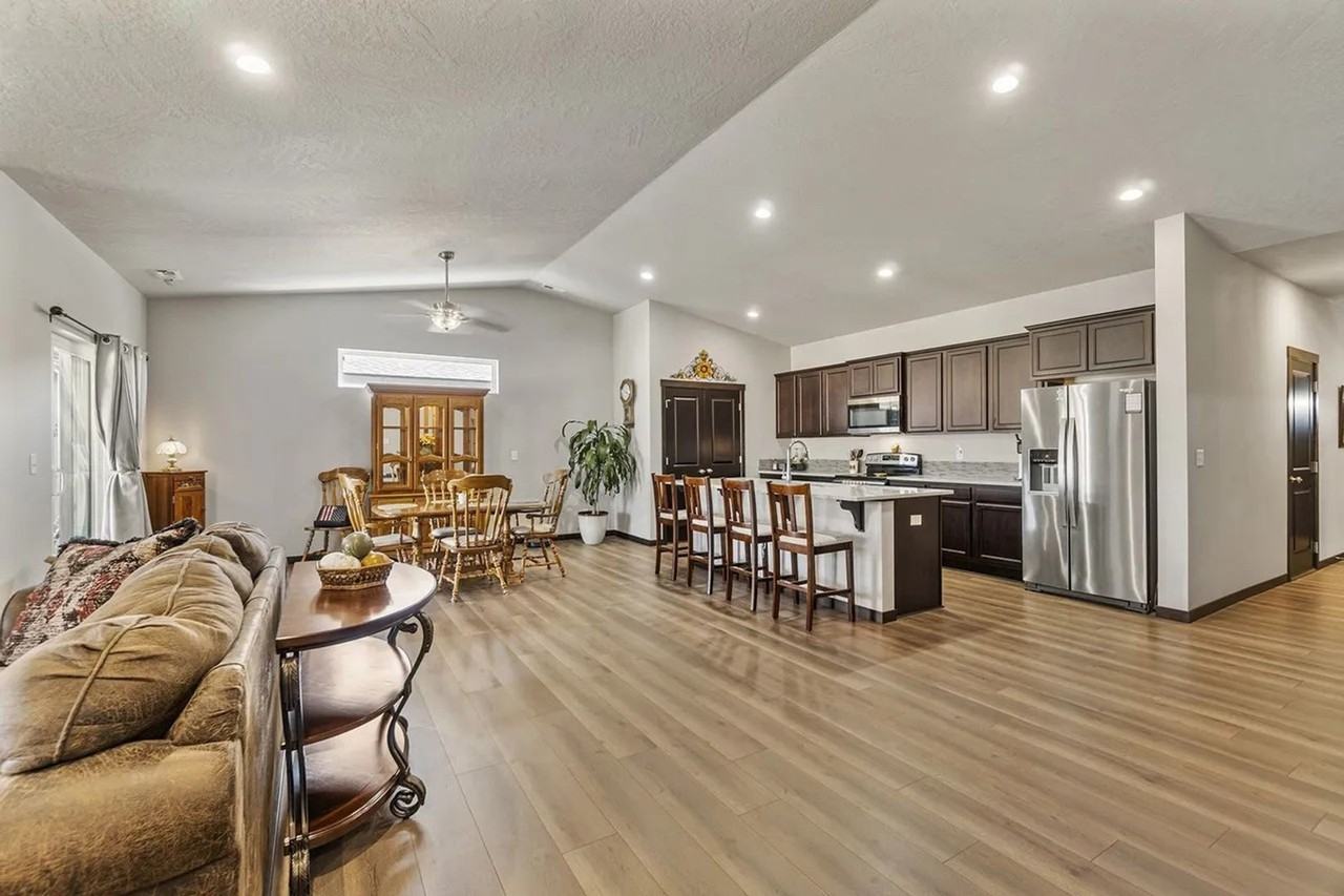 198 N Spindle St - Photo 3 of 20