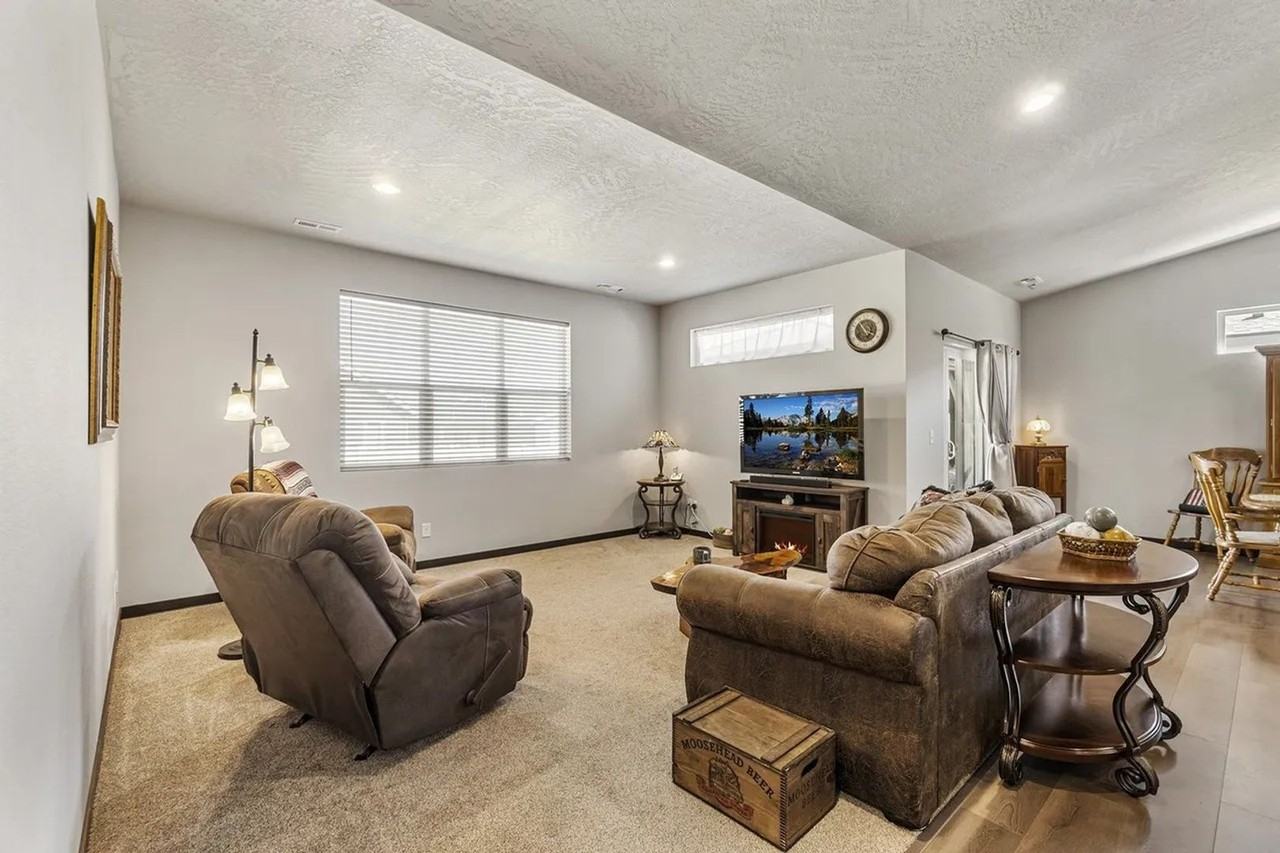 198 N Spindle St - Photo 6 of 20