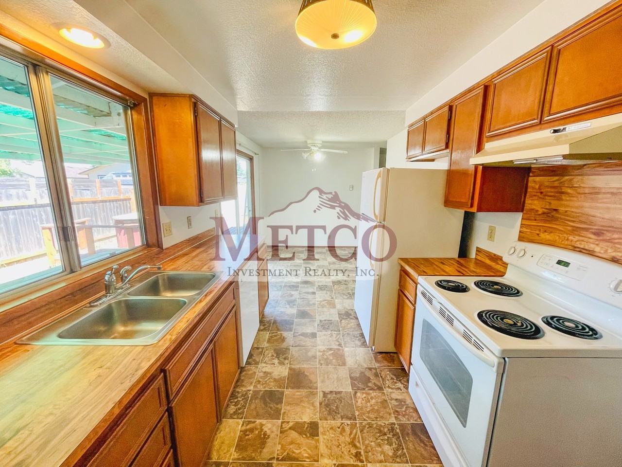 366 49th St - Photo 4 of 10