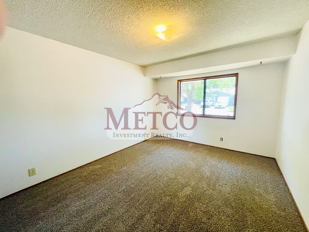 366 49th St - Photo 6 of 10