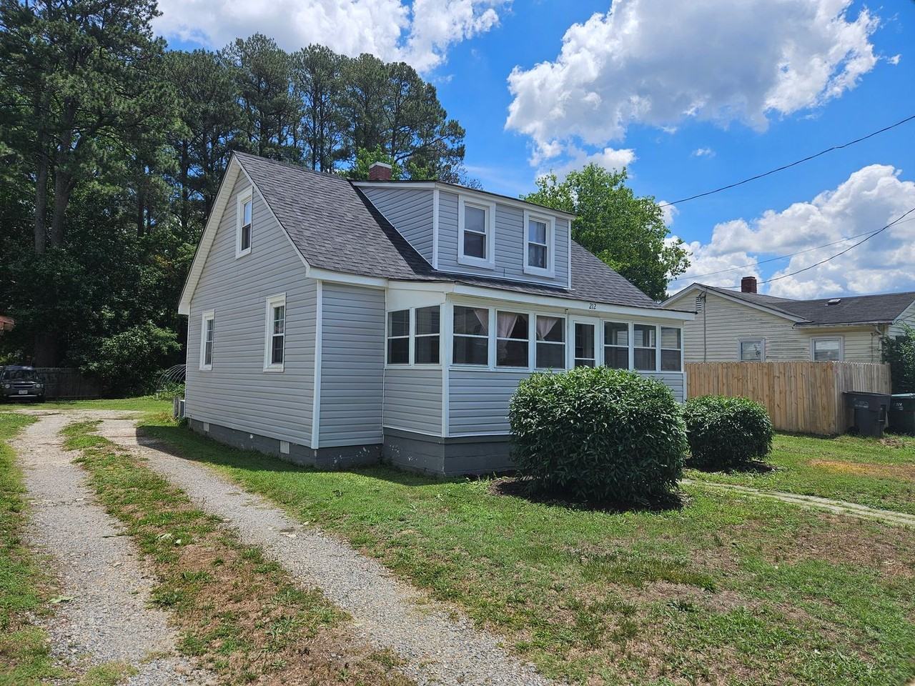 212 Middle St - Photo 2 of 18