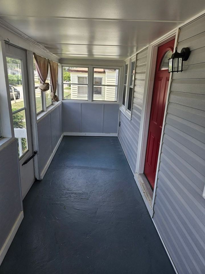 212 Middle St - Photo 4 of 18