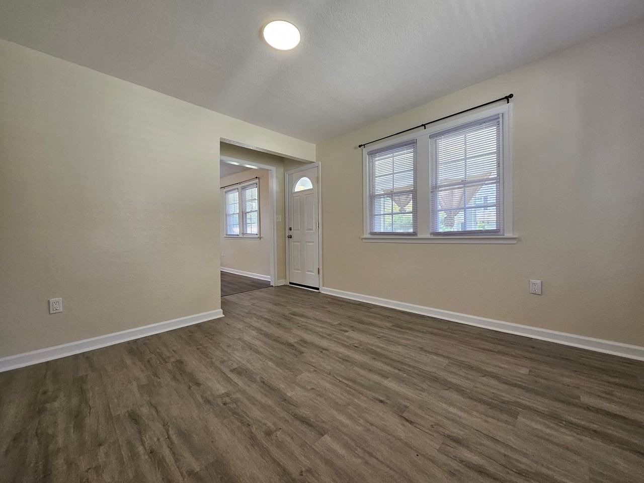 212 Middle St - Photo 5 of 18