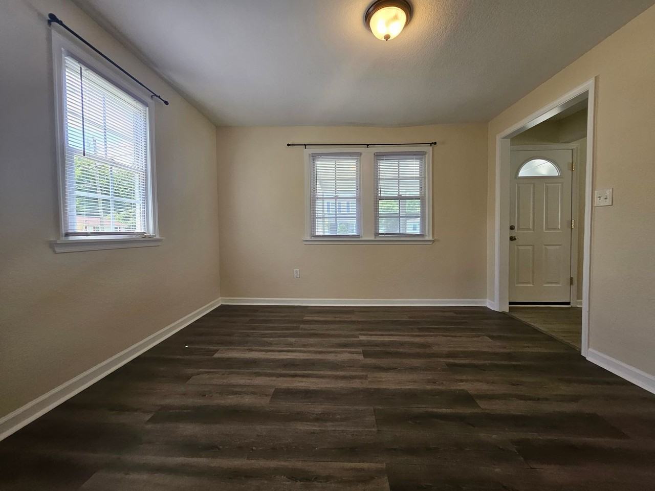 212 Middle St - Photo 7 of 18
