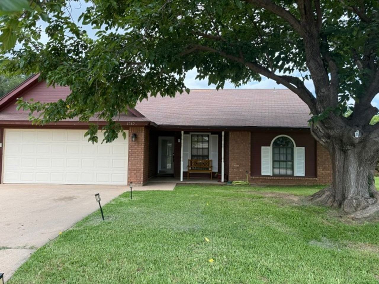 1717 Pemelton Dr - Photo 2 of 28