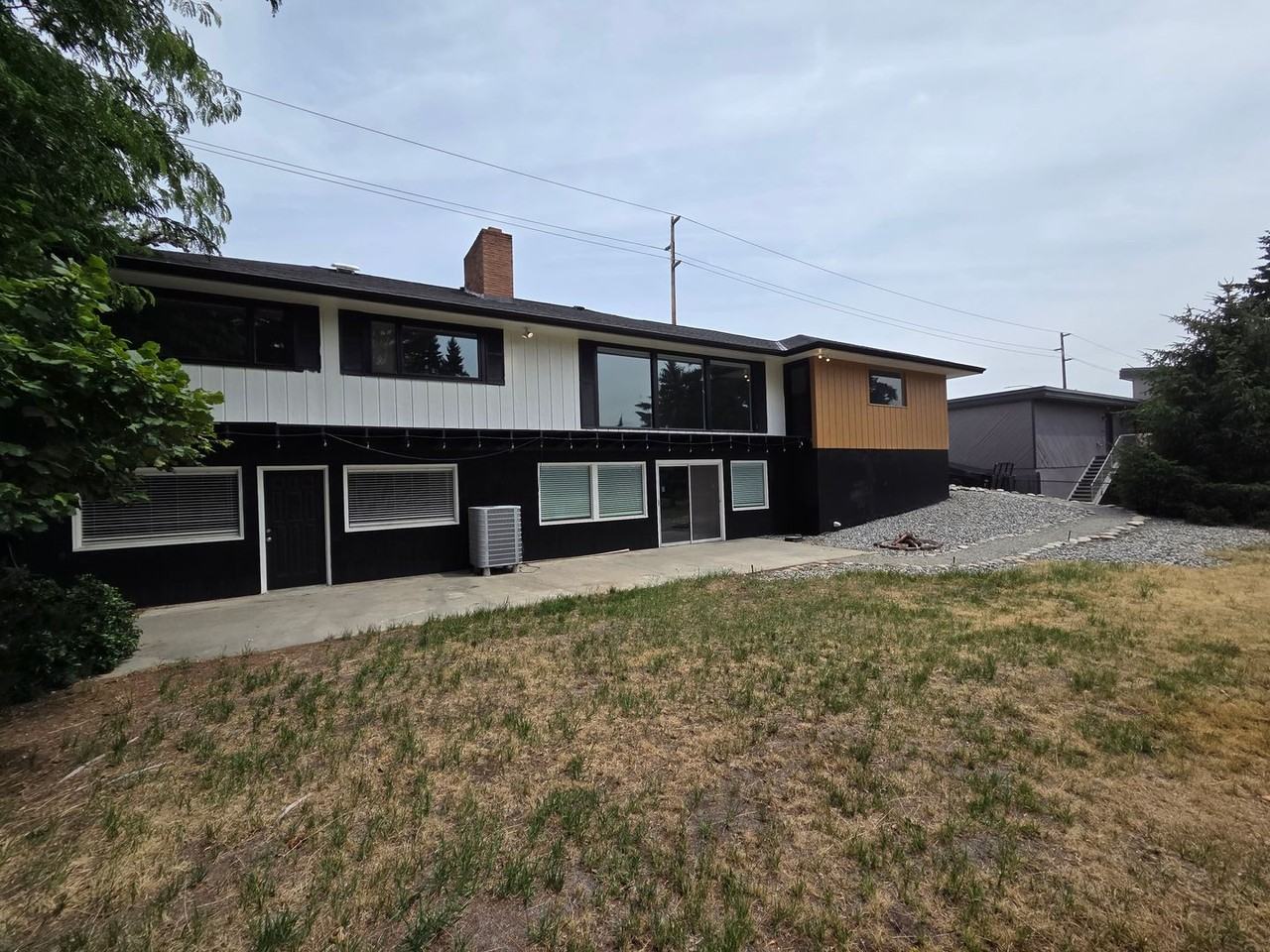 1530 Eastmont Ave - Photo 4 of 25