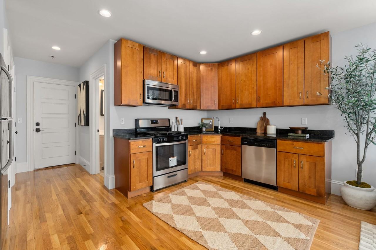 70 Linden St - Photo 4 of 18