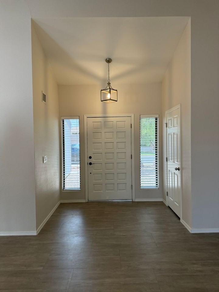 1716 E Redfield Rd - Photo 2 of 20