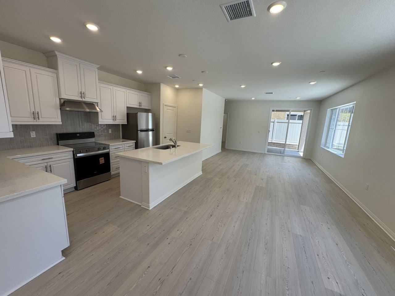 15993 Alamo Ct - Photo 3 of 27