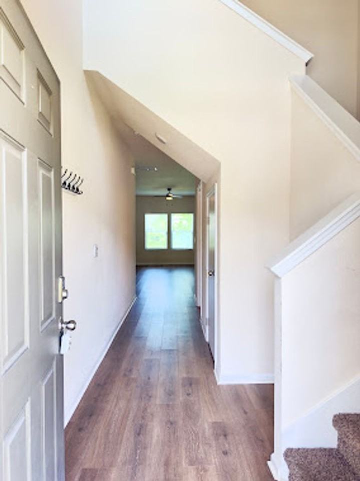 124 Teakwood Dr - Photo 2 of 16