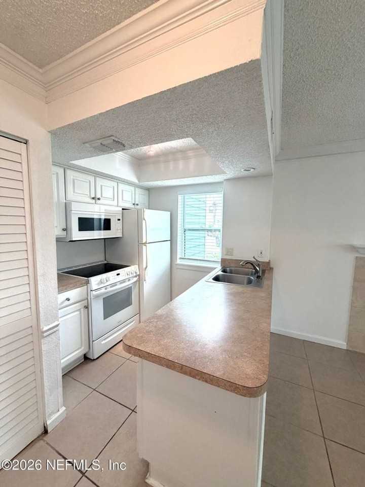100 Fairway Park Blvd - Photo 3 of 10