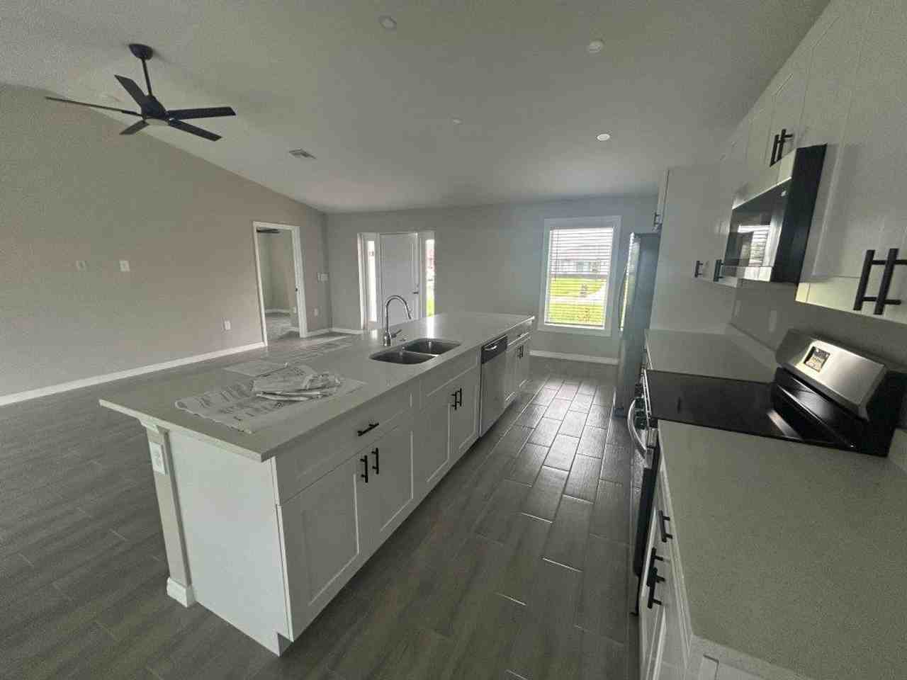 1312 Ne 1st St - Photo 3 of 11