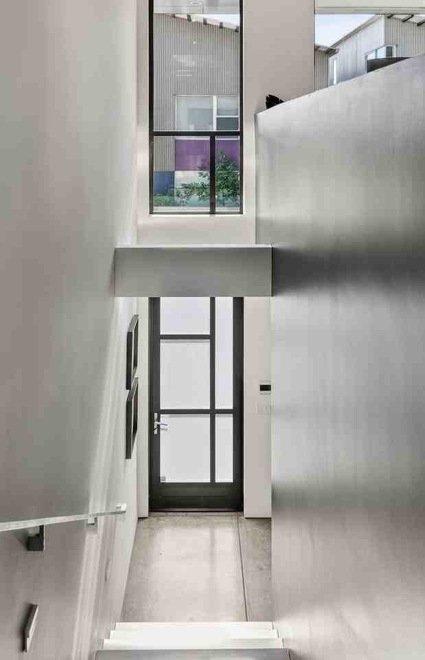 811 Folger Ave - Photo 5 of 50