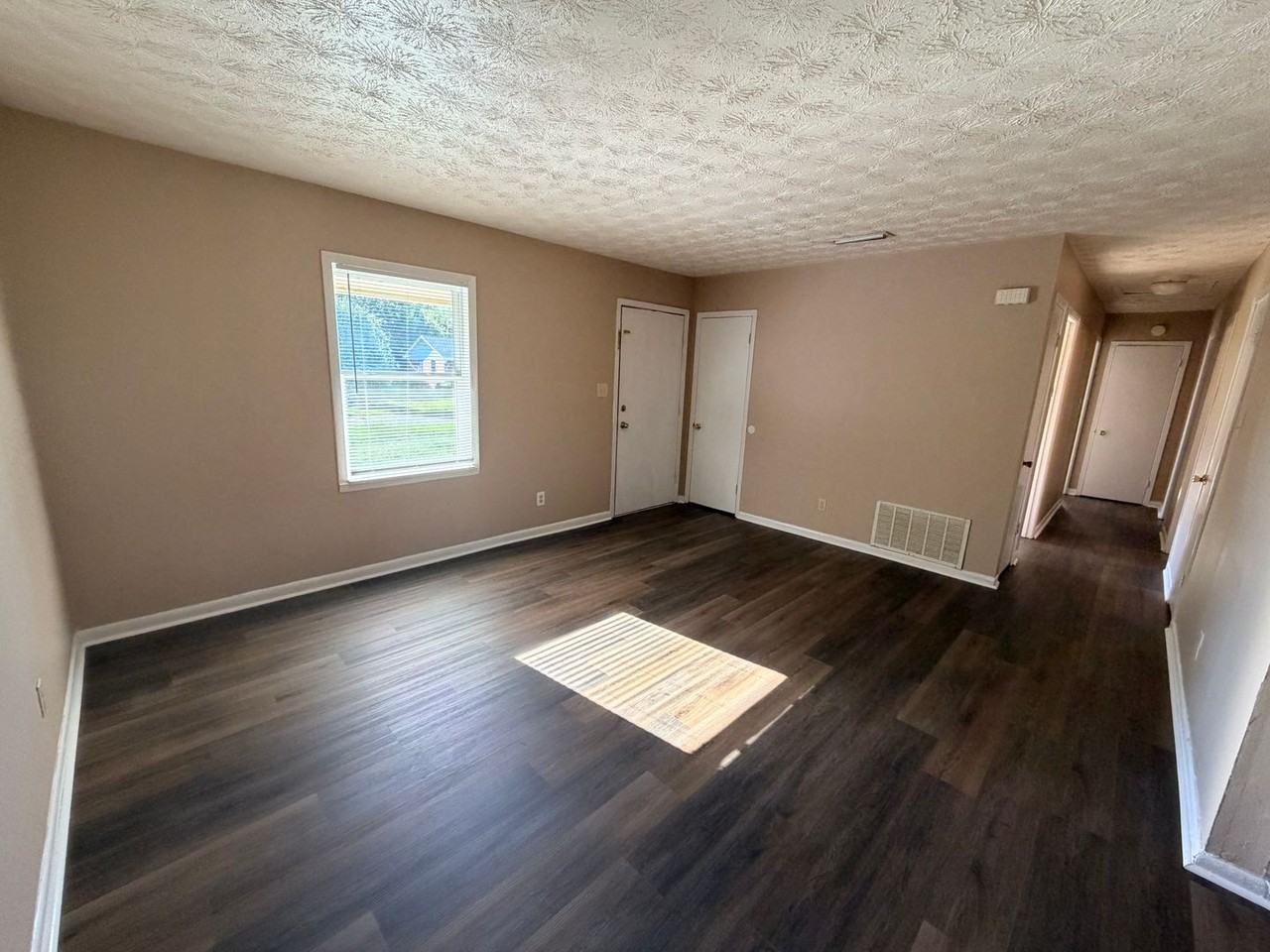 408 S College St - Photo 3 of 17