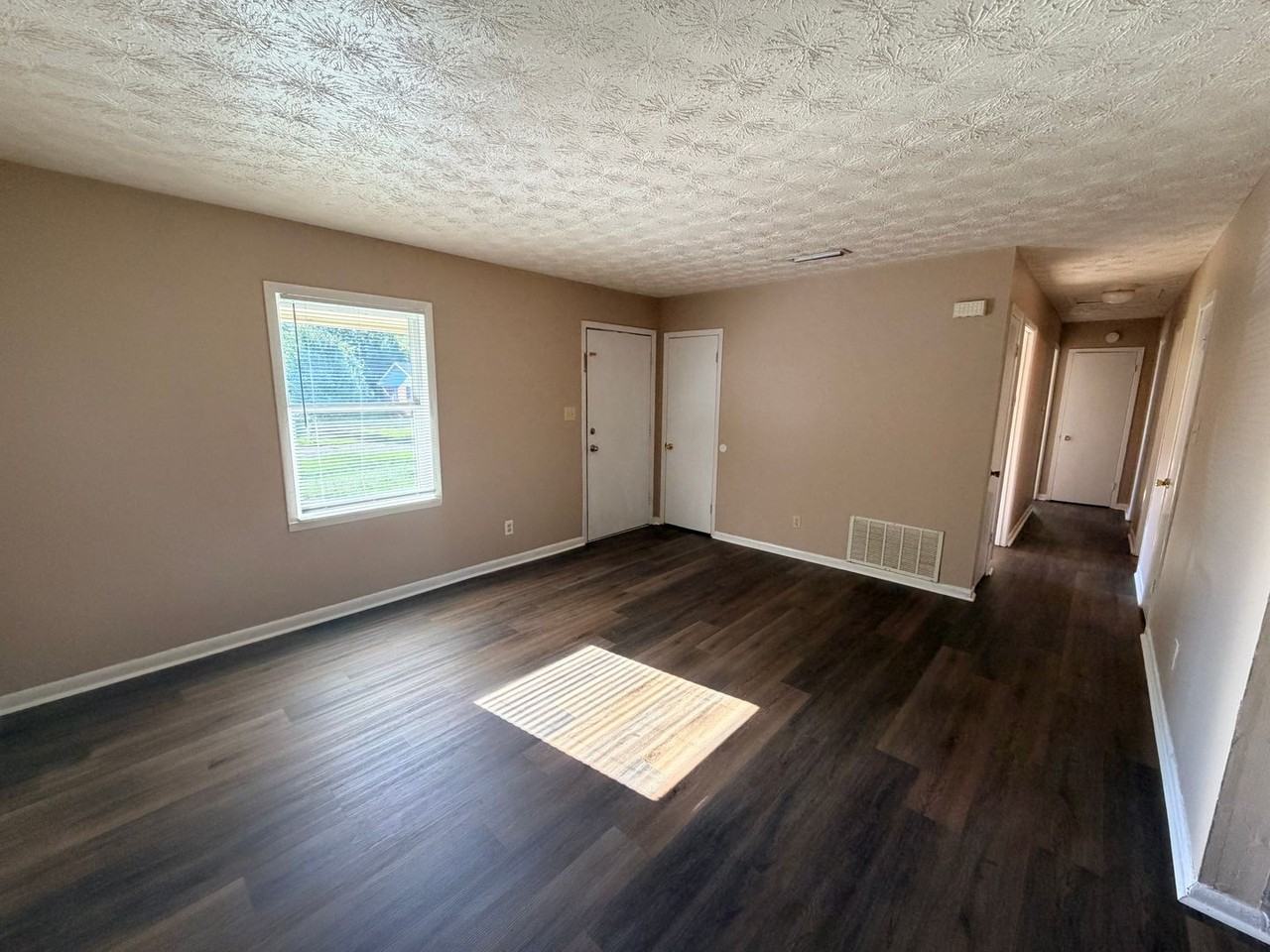 408 S College St - Photo 4 of 17