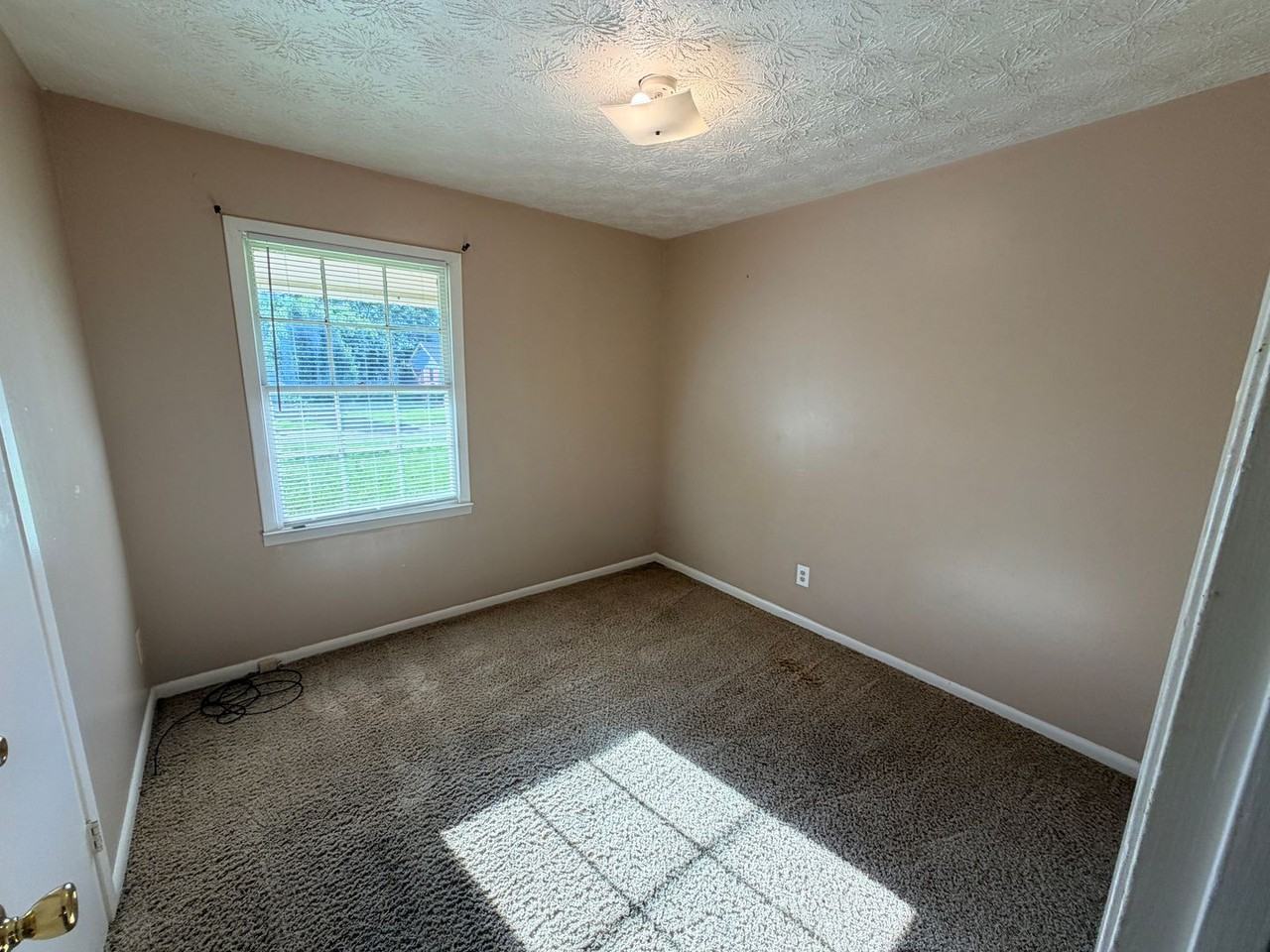 408 S College St - Photo 7 of 17