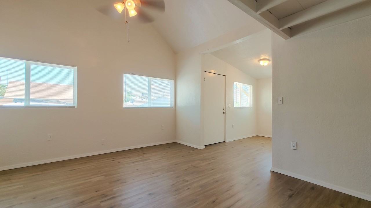 609 Pacific Ave Se - Photo 3 of 11