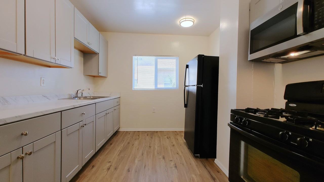 609 Pacific Ave Se - Photo 4 of 11