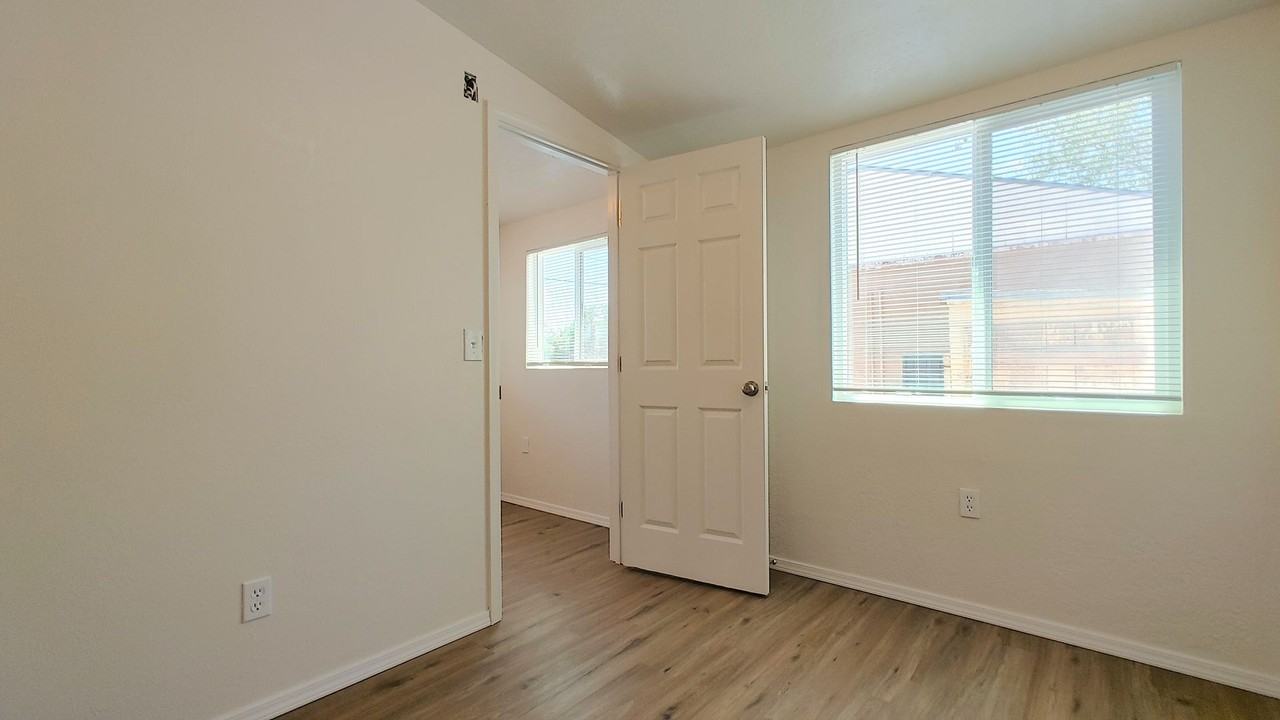 609 Pacific Ave Se - Photo 5 of 11