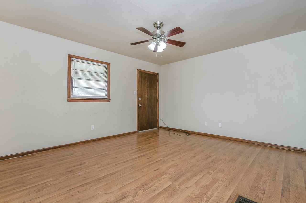 609 16th St #1 - Photo 3 of 27