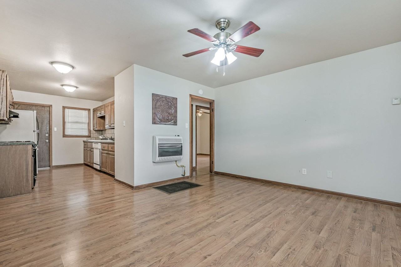 609 16th St #1 - Photo 4 of 27