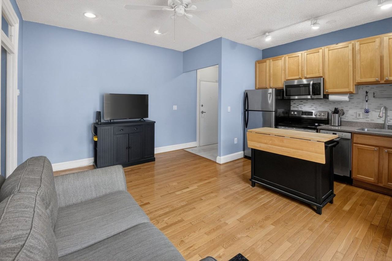 1401 Columbia Rd Nw #319 - Photo 2 of 19