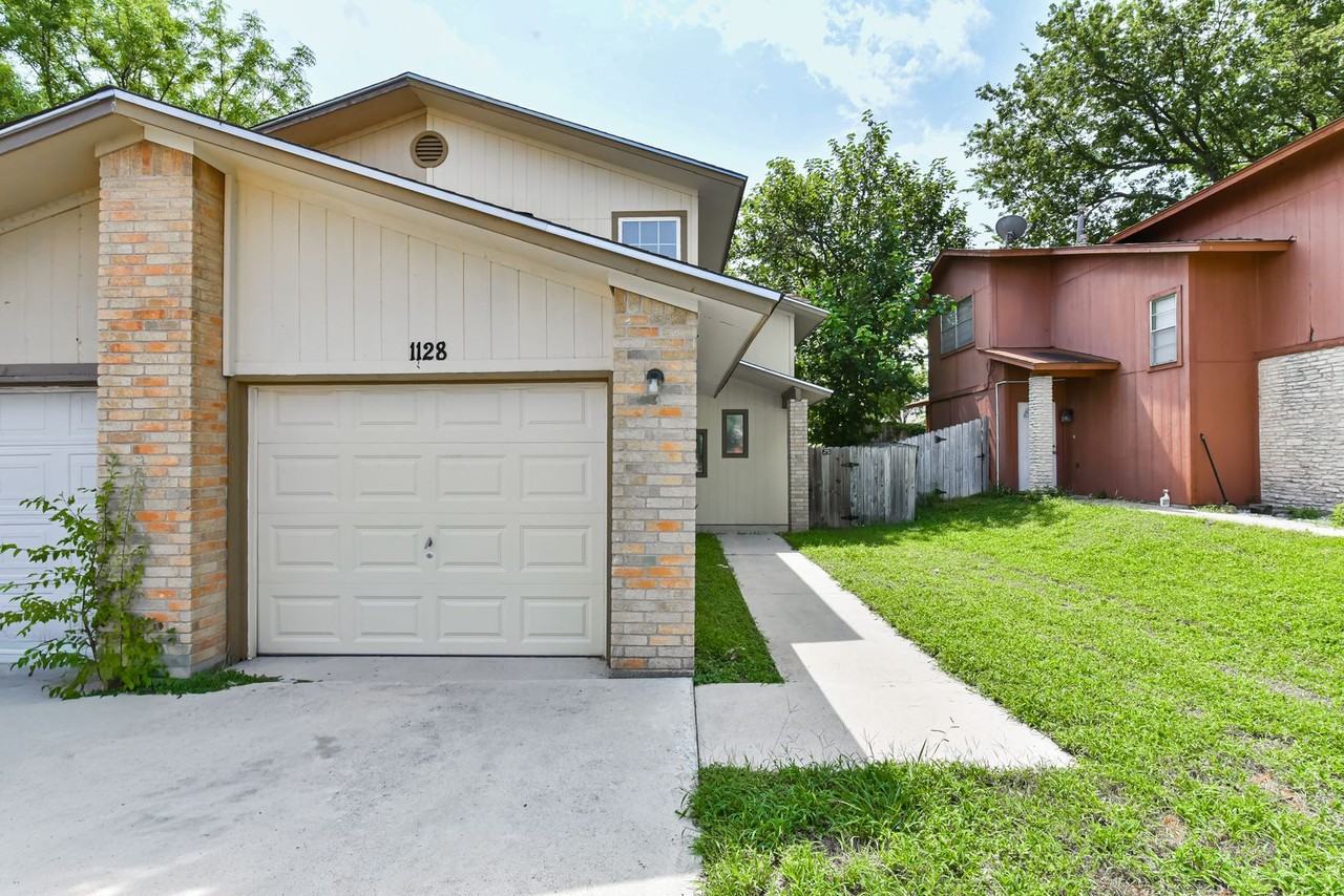 1128 Royal Crest Dr - Photo 5 of 30