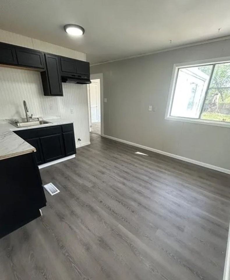 1711 Parklane Dr - Photo 2 of 9