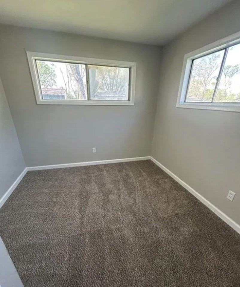 1711 Parklane Dr - Photo 4 of 9