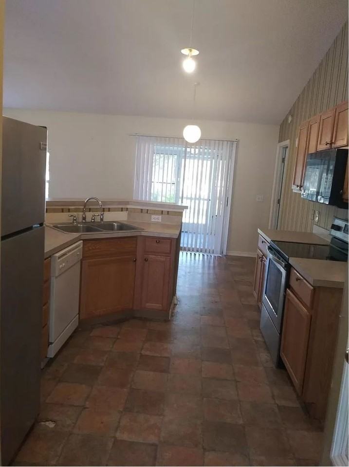 14169 Spring Hill Dr - Photo 2 of 26